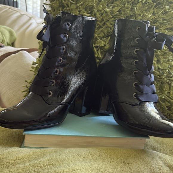 Kenneth Cole Corrine Black Patent Ribbon Booties never worn 3.5” block heels - Picture 3 of 9